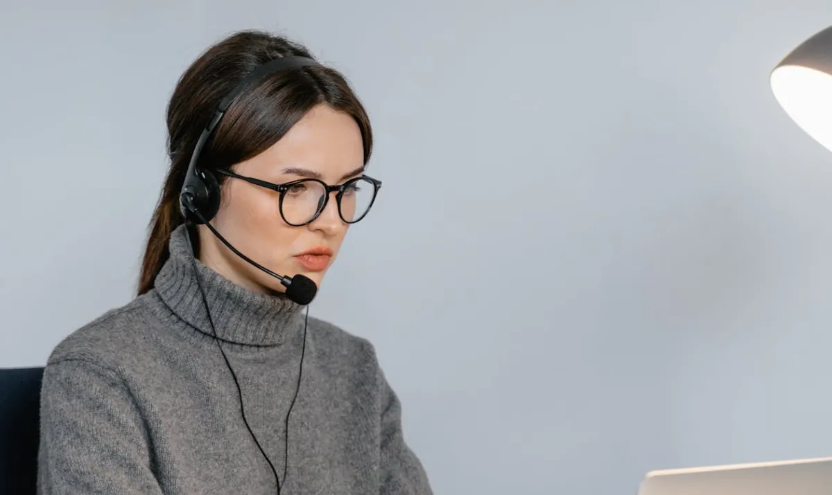 Kanal dukungan live chat Luxury138: WhatsApp, SMS, Line, BBM, live chat website